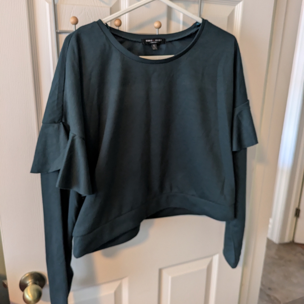 Romeo & Juliet Couture Green Cropped Sweatshirt with Ruffled Sleeves
